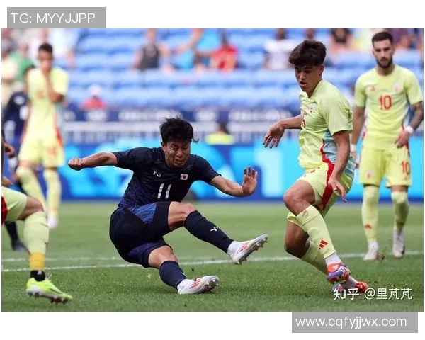 足球明星亲密互动瞬间合照分享展现友谊与竞技精神的精彩时刻